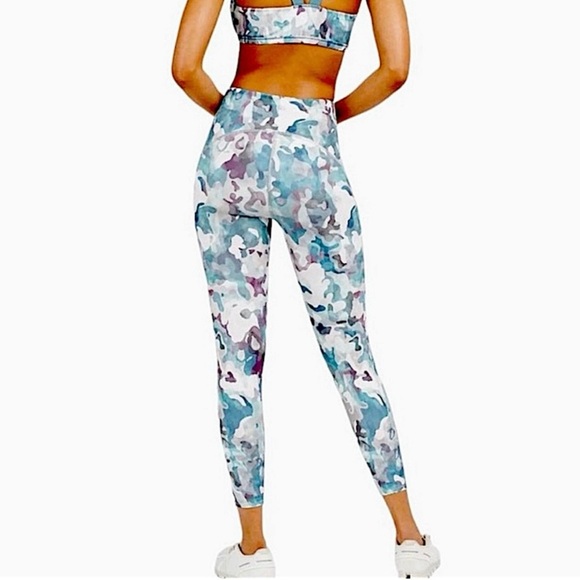 SPANX Booty Boost Leggings 7/8 camo women’s size M - Picture 2 of 7